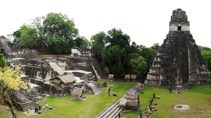 Flores und Tikal im Nebel